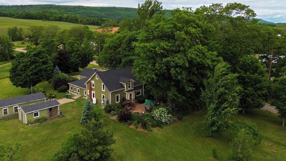 Kings County Other | Foot of the Mountain Farmhouse-New Upgrades! Air conditioning!