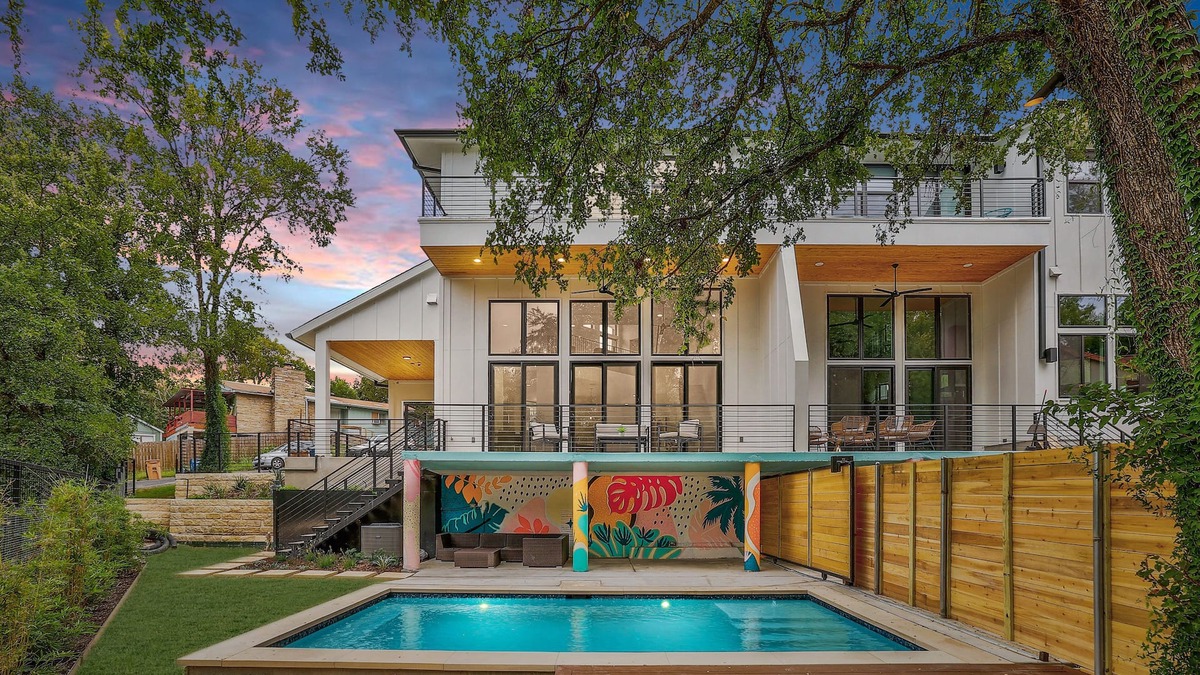Riverside House | Football Fave - Pool, 5 Min to Downtown, Photo Op