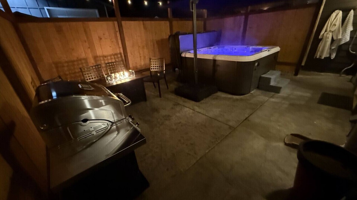 Tacoma House | Foothills Retreat with Hot Tub