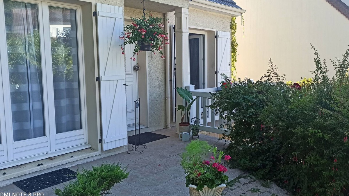 Levis-Saint-Nom Bed & Breakfast | FOR RENT PRIVATE ROOM WITH BALCONY AND JERDIN