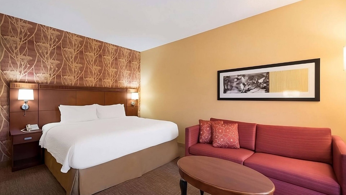 Auburn Hills Resort | For The Whole Family! 4 Modern and Pet-friendly Units, Indoor Swimming Pool!
