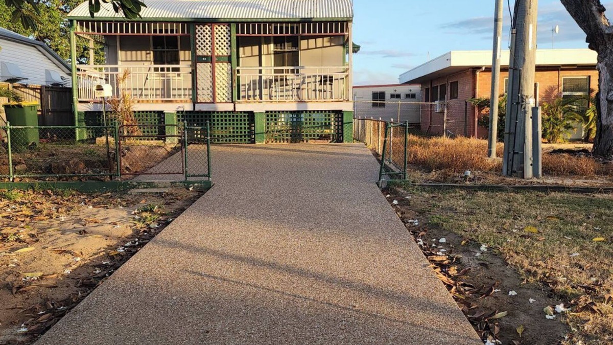 South Townsville House | For work or play city fringe 1 bedroom cottage fast WIFI laundry