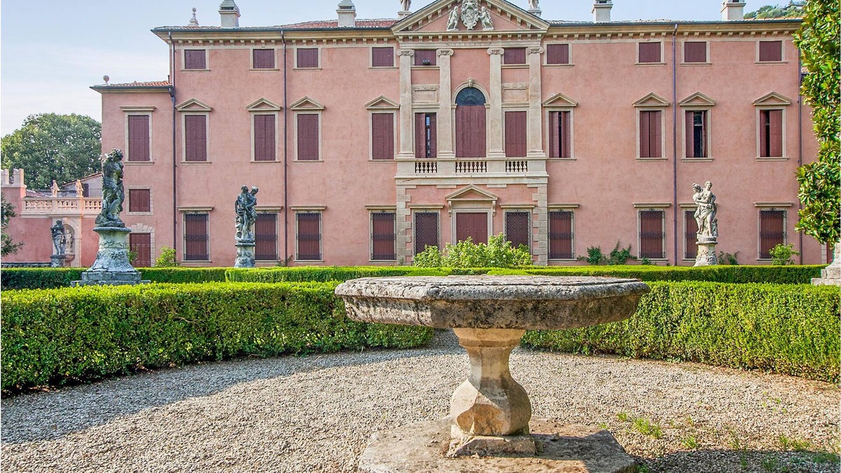 Castelgomberto House | For your vacations in Veneto, in a historical-artistic context without equal, this beautiful and spa