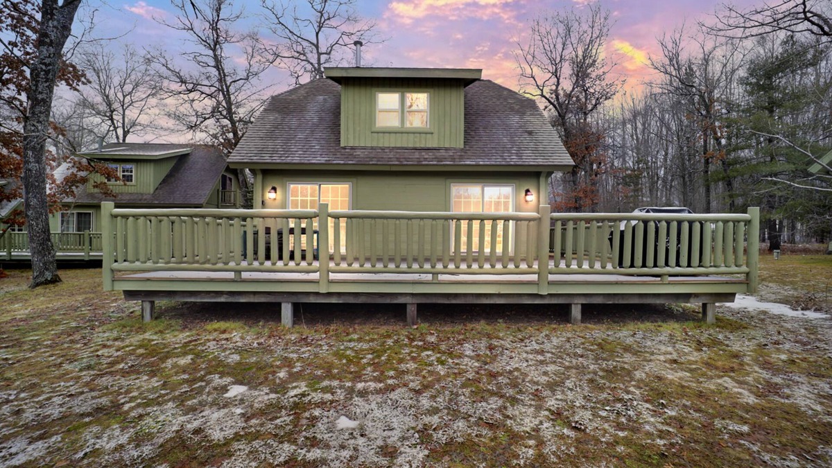 Lewiston Cottage | Fore Seasons Cottage at Garland Resort : Your Fall Adventure Awaits with Golf and Scenic Trails
