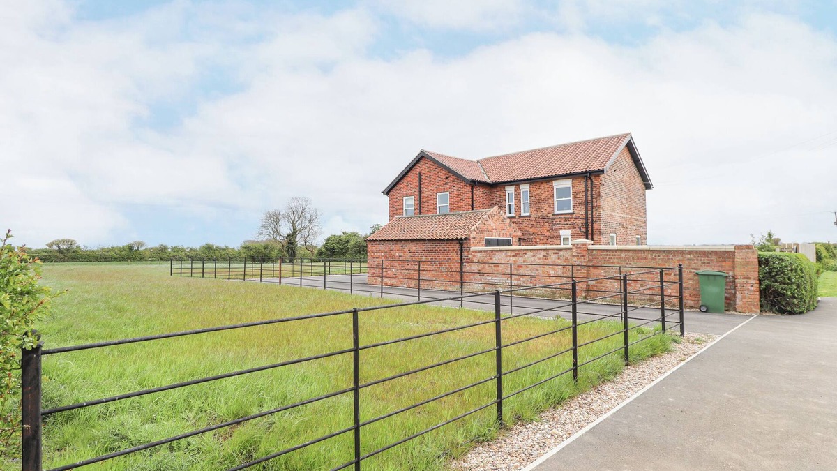 Winestead Cottage | FOREMANS COTTAGE, pet friendly, with a garden in Withernsea