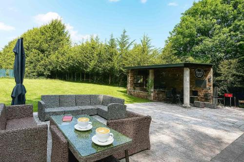 London Borough of Bromley Apartment | Forest 2BR Apt gated free Parking 2 acres Garden