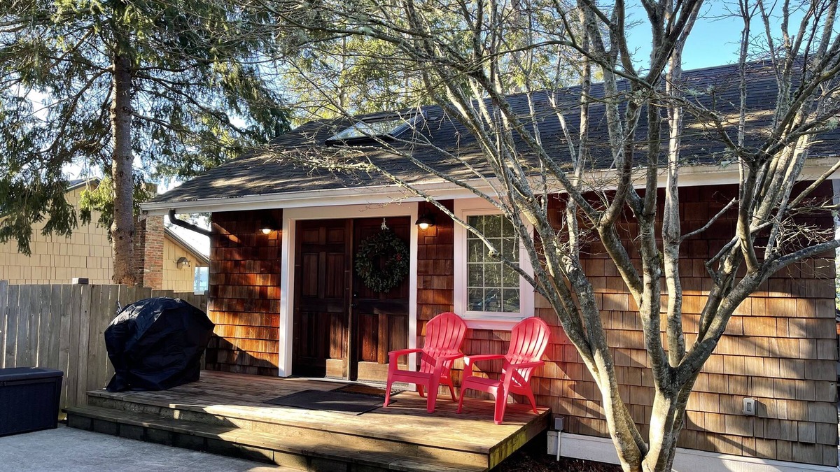 Gig Harbor Cottage | Forest Beach Cottage with deck near Horsehead Bay
