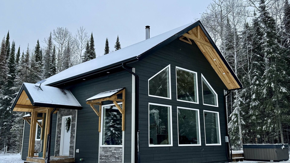 Manitoba Cabin | Forest Cabin Getaway! Sleeps 8, Hot Tub, Fireplace