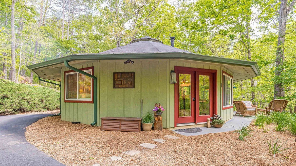 Dahlonega Cottage | 🌳Forest 🔥Fireplace🆒Vibe📺ROKU🍷Wineries🔥Fire Pit 🛏️Queen 🍔Grill 🌎Nature