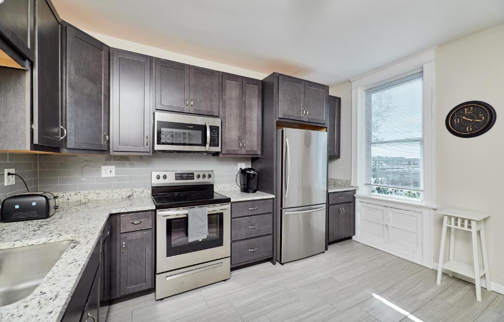 St. Louis Apartment | Forest park, Science Center, BJC & CWE restaurants
