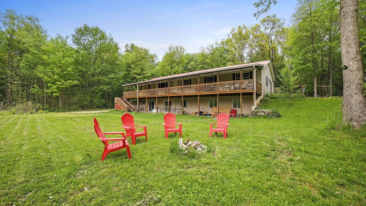 Dowling Cabin | Forest Retreat - Sleeps 30 - 2 minutes from boat launch