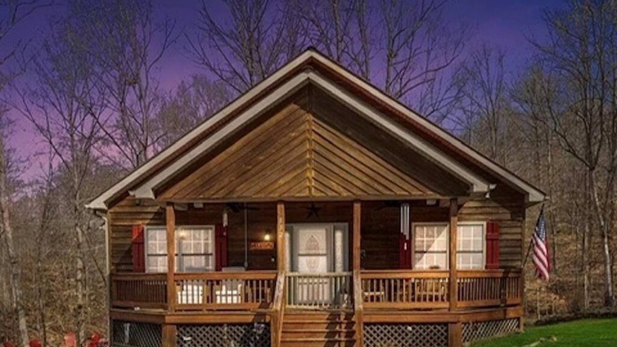 Sloans Valley Cabin | Forest Retreat with hot tub at Lake Cumberland Resort