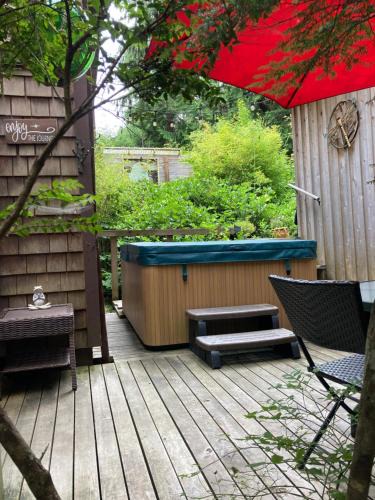 Ucluelet House | Forest Sweet Retreat Hot Tub & Wood Fired Sauna