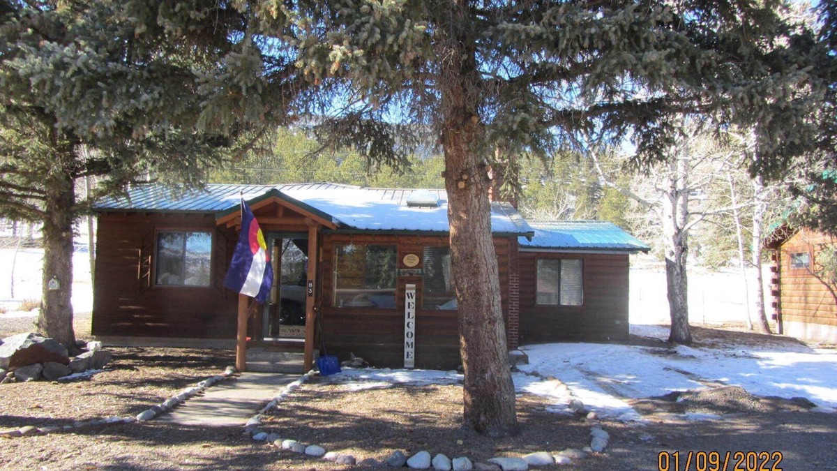 Ponderosa Pines House | Forest View - 4 bedroom, skiing, fishing, hiking, wildlife. STR permit #1061