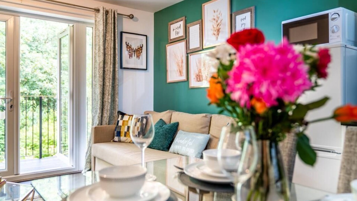 Southampton Apartment | Forest View Apartment with private balcony- Southampton