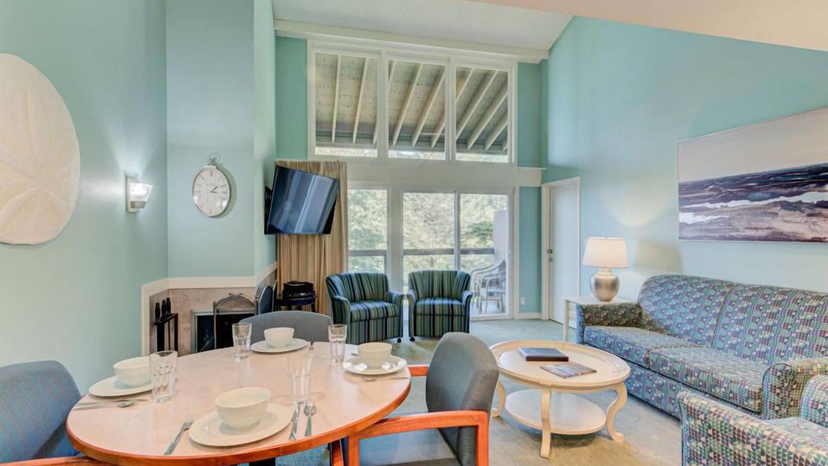 Otter Rock Apartment | Forest-View Loft w/Full Kitchen | Sleeps 4