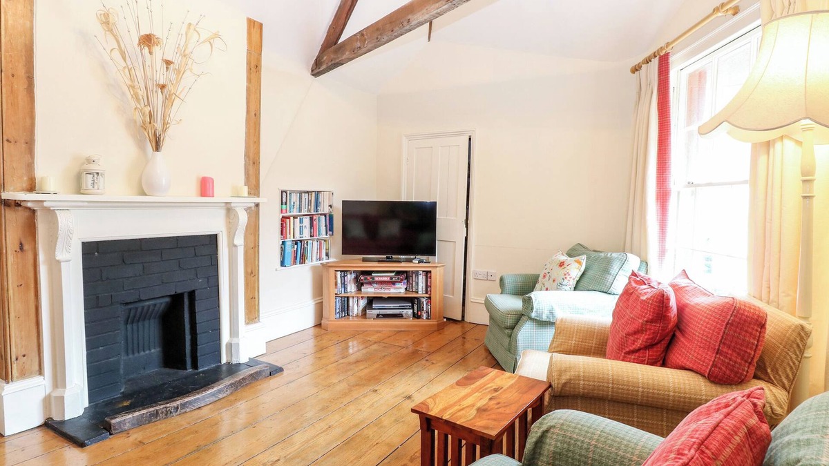 Cley next the Sea Cottage | FORGE HOUSE, pet friendly, with a garden in Cley Next The Sea