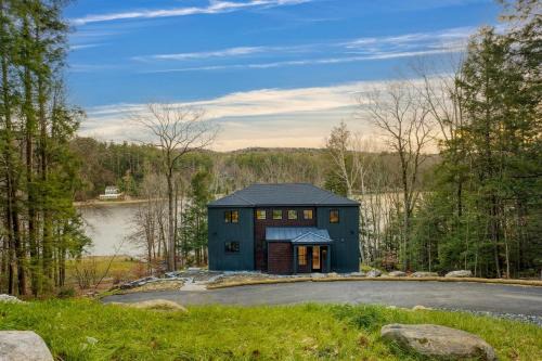 Monterey House | Forget-Me-Not by AvantStay Bold Lakefront Escape