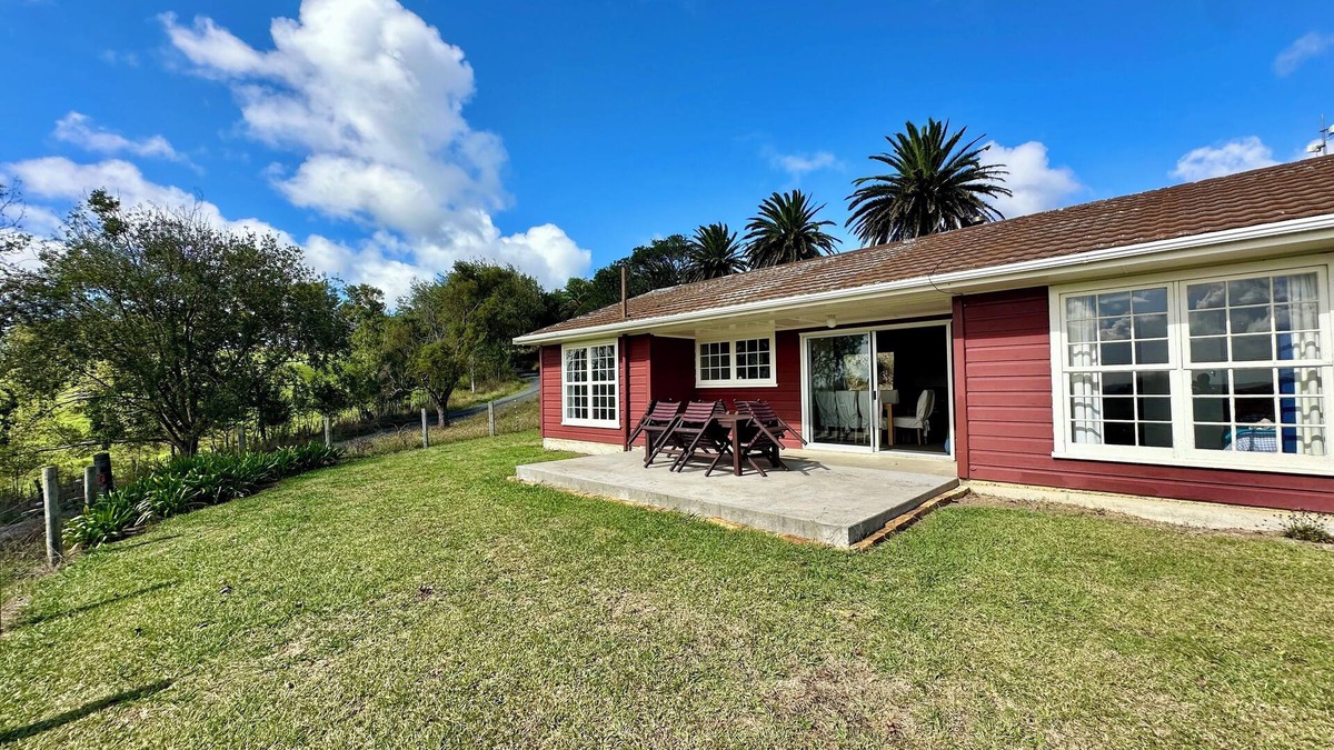 Te Akau Cottage | Forget your worries in our cosy farm cottage Spacious & relaxing with farm views