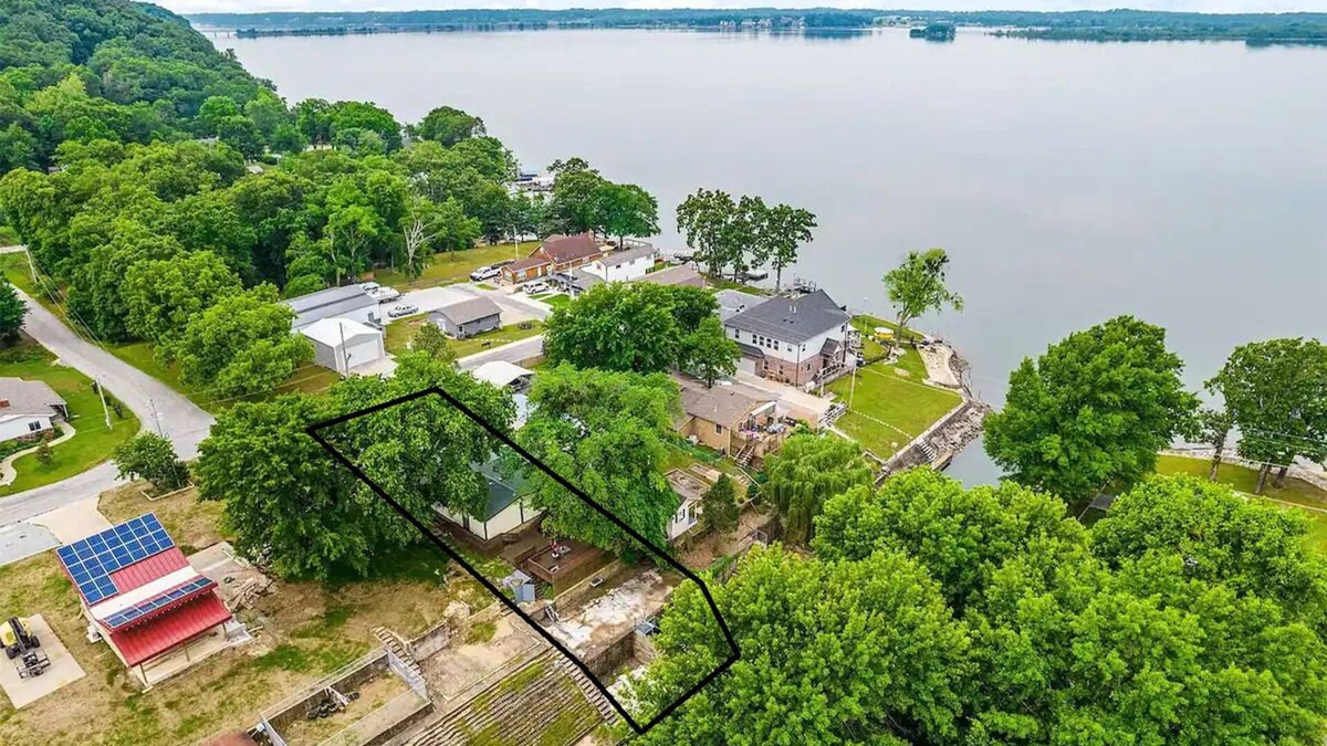 Moodys House | Forget your worries in this spacious and serene lake house in the woods