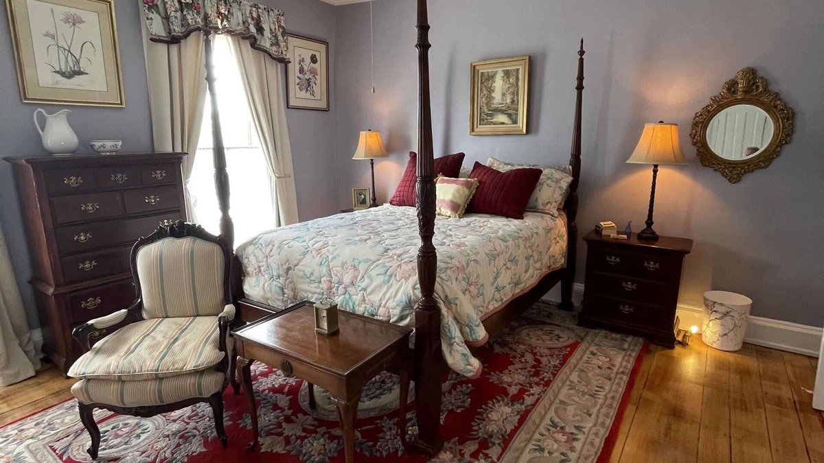 Cynthiana Apartment | Formal & Friendly 2nd Floor Studio Apartment in Historic 1811 Row House