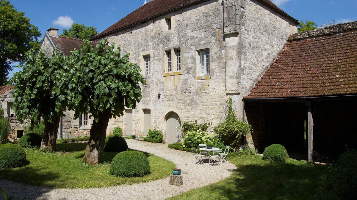 Nesle-et-Massoult House | Former 13th century seigneury not far from Fontenay Abbey
