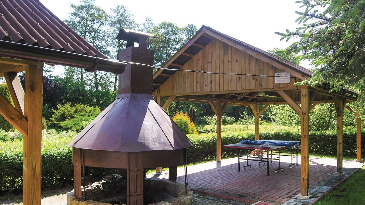 Strzelce Krajenskie House | Former country house, situated on a large, shared property not far from the German-Polish border.