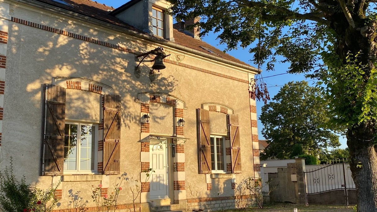 Saint-Cyr-les-Colons House | Former hamlet school, house with 500m2 enclosed grounds and swimming pool.
