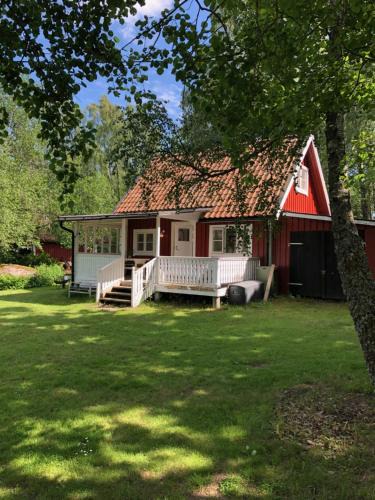 Astad House | Forrest cottage by the lake