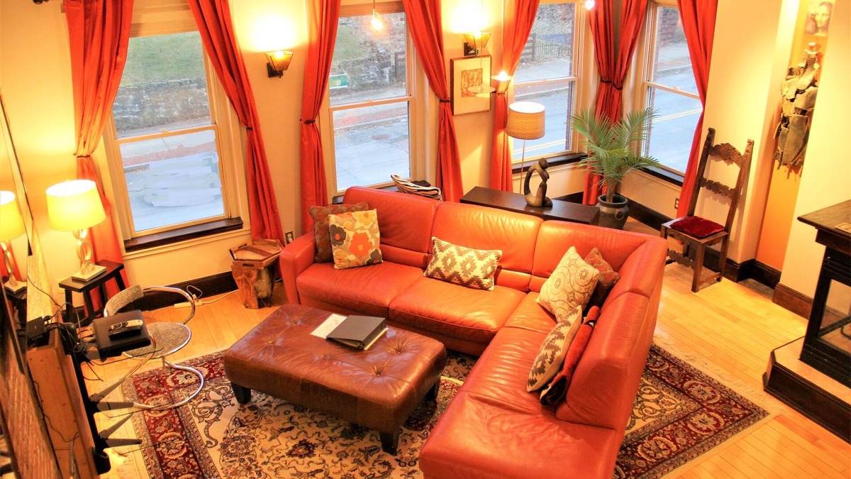 Highland Park Apartment | Fort Hill Inn- Modern City Triplex !*L@K *Minutes to Center! With Parking!