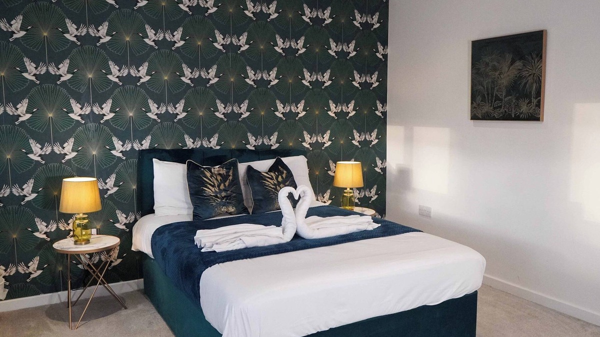 Stonnall House | Fort House 6 big bedrooms 8 beds - Nec, JLR, M6, M42