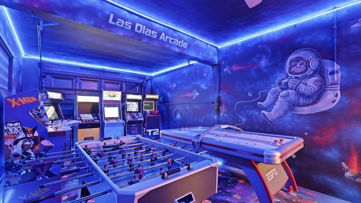 Croissant Park House | Fort Lauderdale Home: Pool, Putting Green, Arcade, by Downtown and Beachn