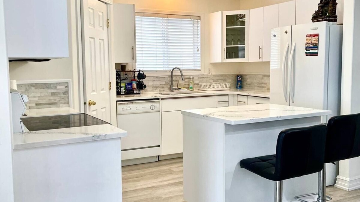 Timberlea House | Fort McMurray Home - 4 Bedroom House: Perfect for Families & Business