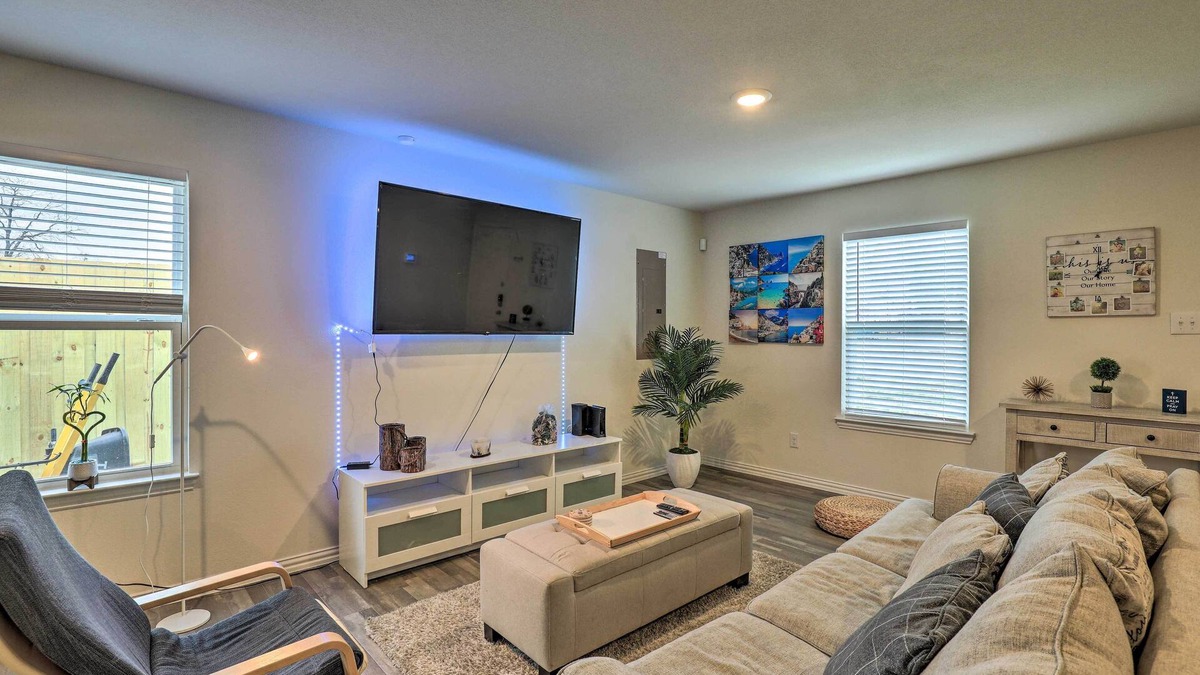 Fort Worth House | Fort Worth Retreat with Private Quarter Acre!