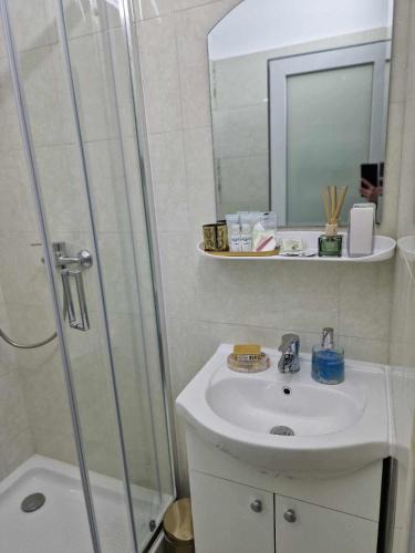 Onesti Apartment | Fortuna Brevis