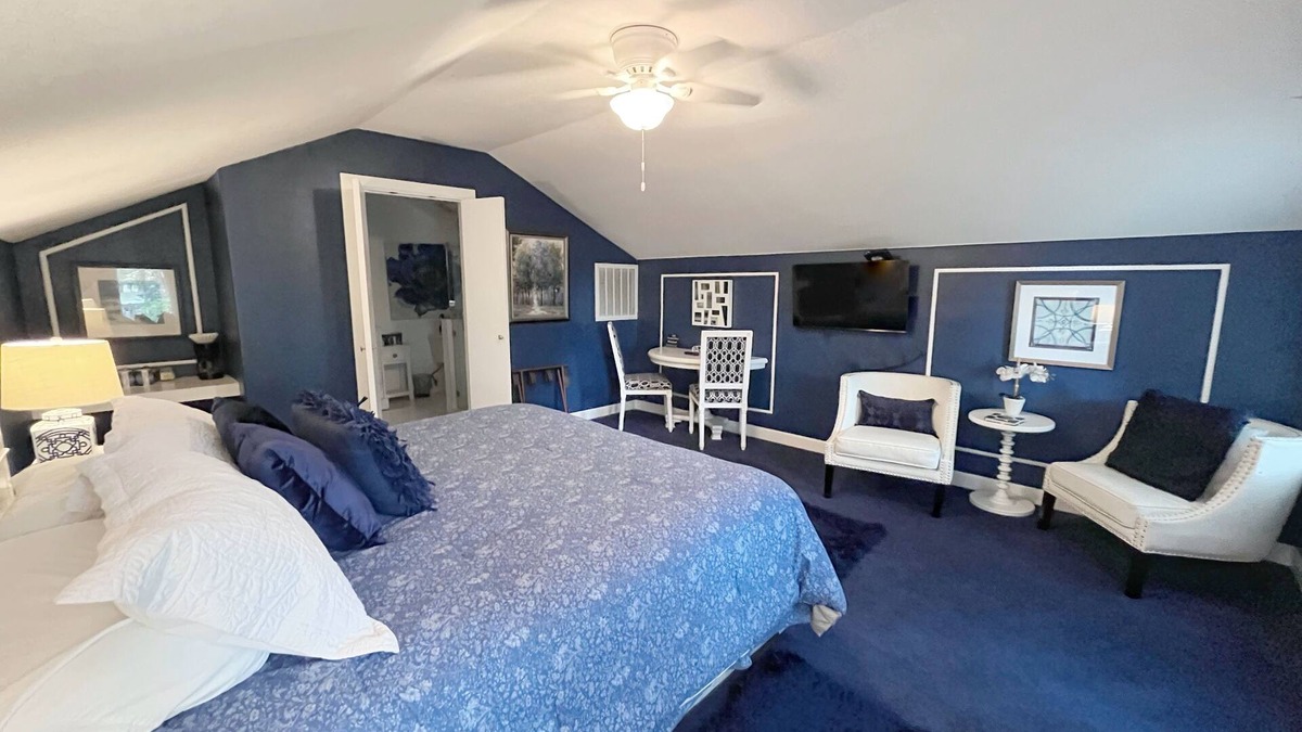 Lincoln Park Villa | Fortunata Winery Villa #6, Private Loft-Style Stay