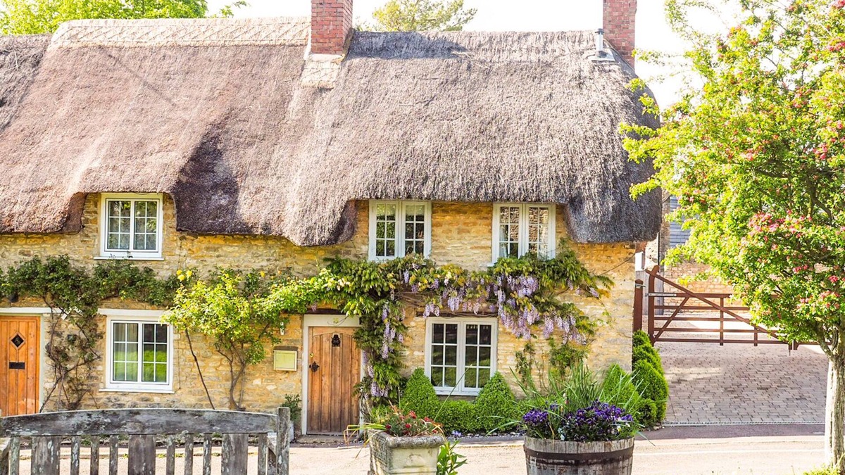 Bicester Cottage | FOUNTAIN VIEW COTTAGE, pet friendly, with open fire in Upper Heyford