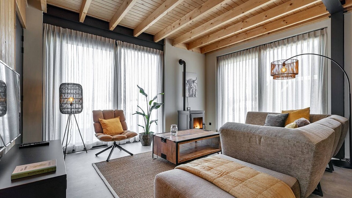 Veessen House | Four-bedroom lodge in a natural and rural style with sweeping views
