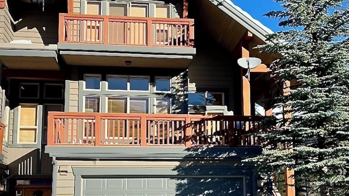East Kootenay House | Four bedroom luxury townhome with ski in/ski out beside Grey Wolf Golf Course