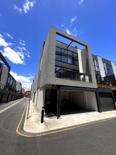 Port Melbourne Apartment | Four-Bedroom Town House in Port Melbourne