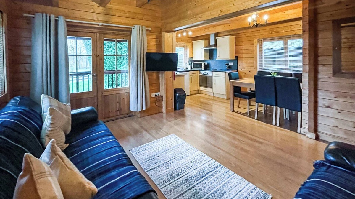 Broadwindsor Ski Chalet | Four berth lodge with one master double and one twin each with wardrobe.