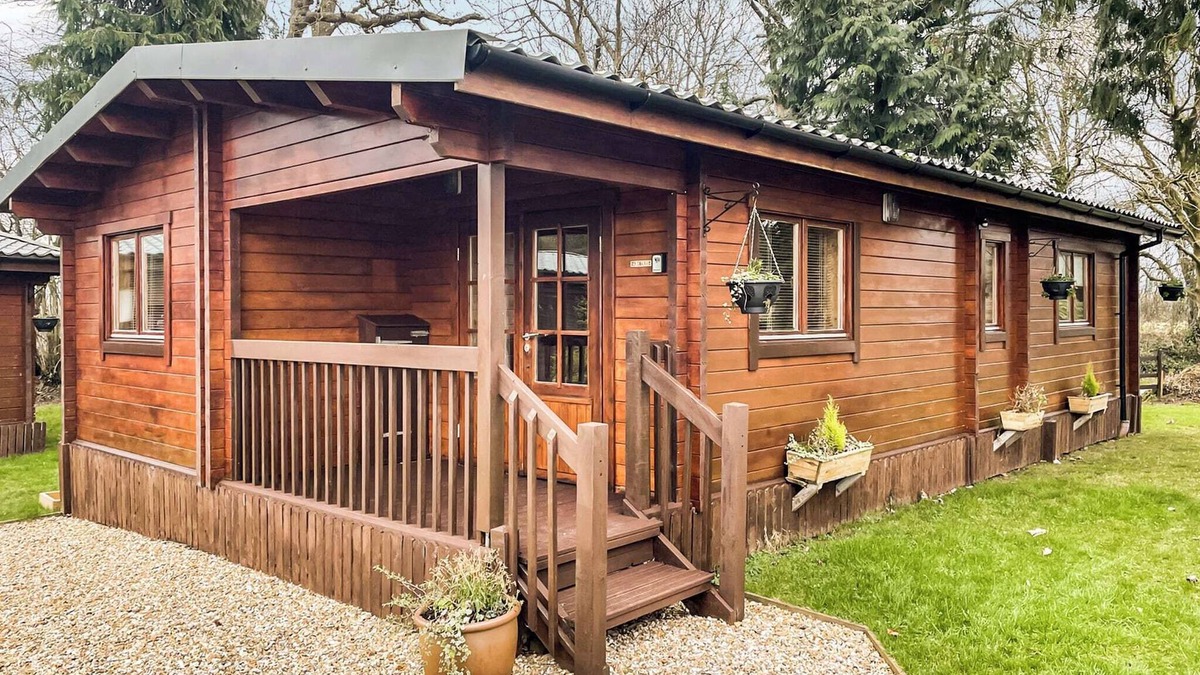 Broadwindsor Ski Chalet | Four berth lodge with one master double and one twin each with wardrobe.