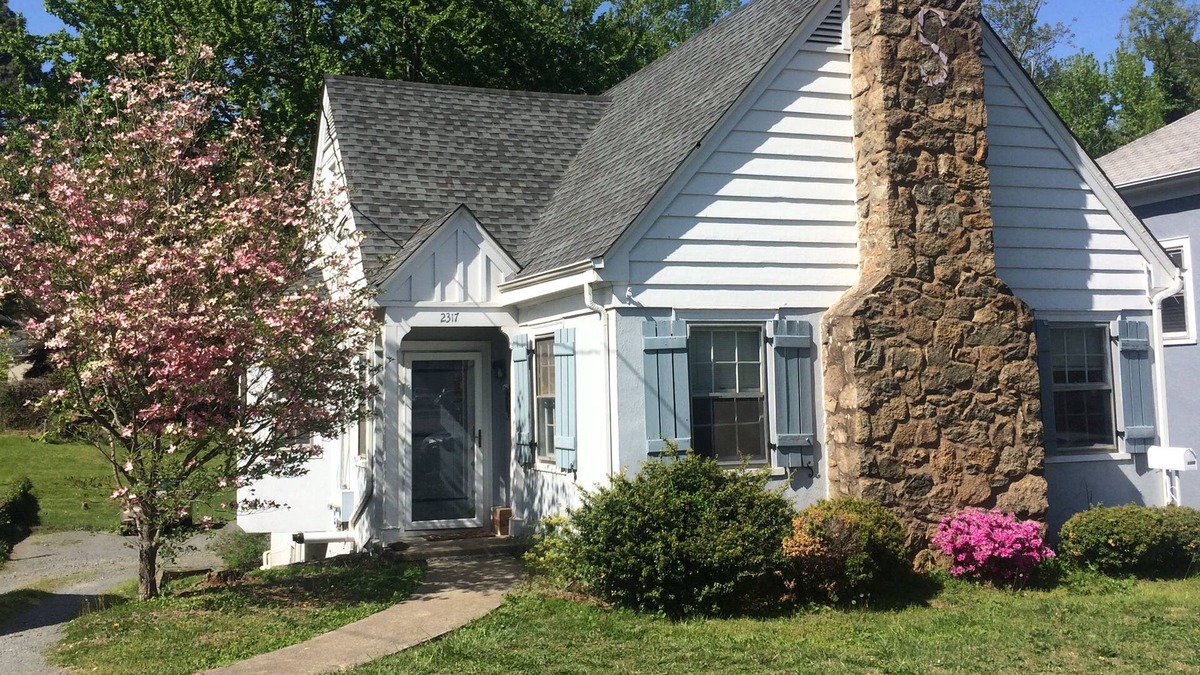Jefferson Park Avenue Apartment | Four blocks to UVA, Scott Stadium. Two blocks to restaurants, free trolley stop.
