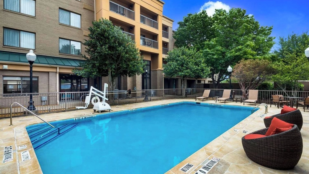 Richardson Hotel | Four Family-friendly Units with FREE Parking, Outdoor Pool, Pets are Welcome!