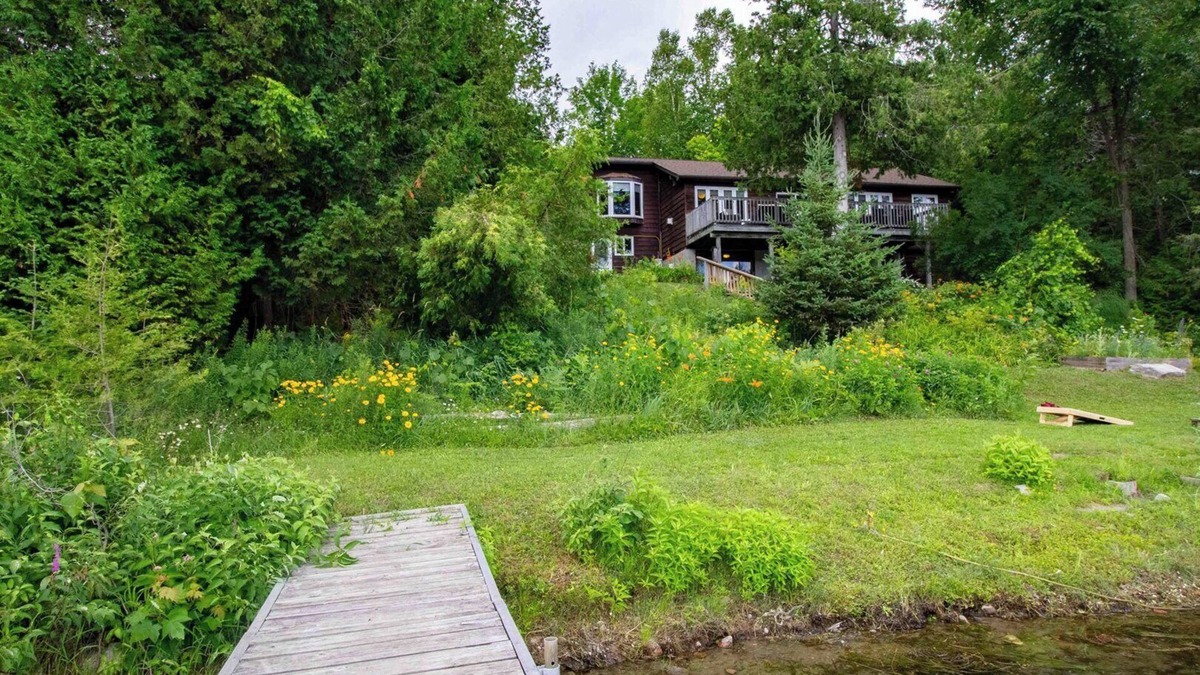 Burnt River Cottage | Four Mile Memories - Three Bedroom Cottage, Sleeps 6