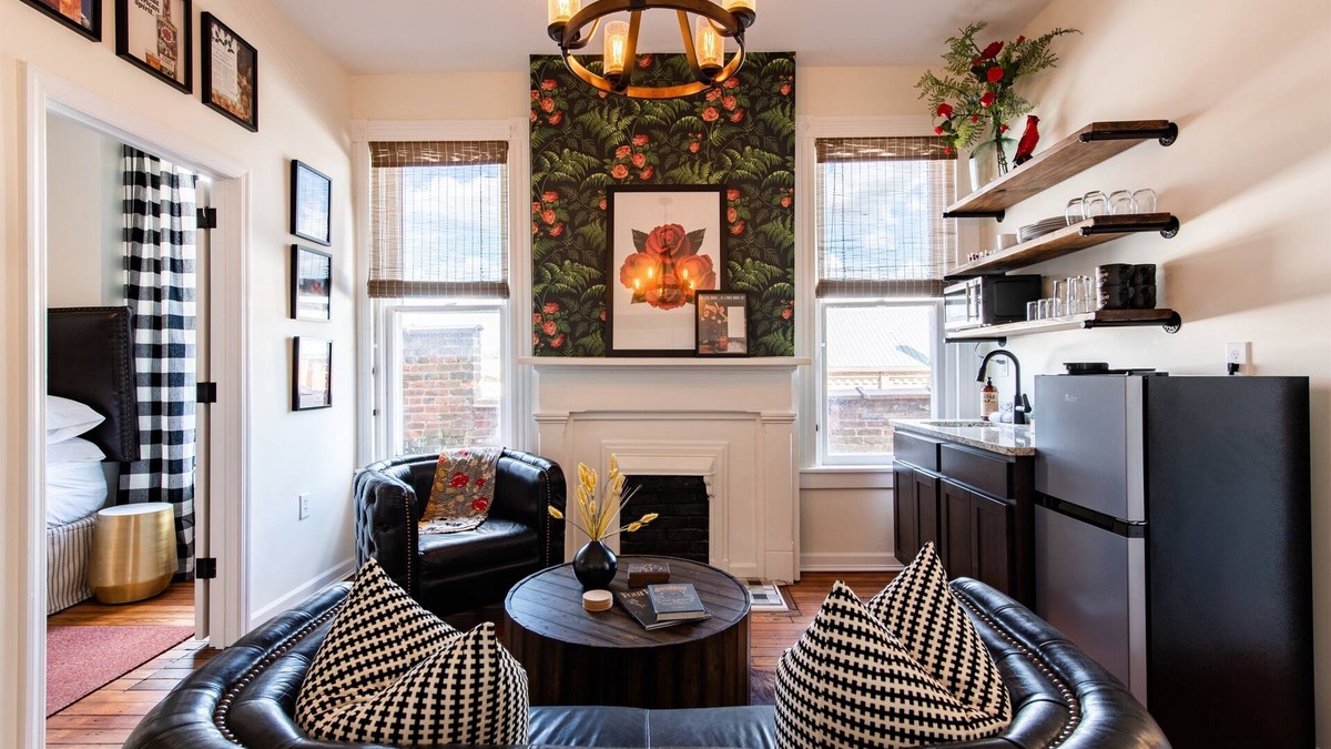 Versailles Hotel | Four Roses Suite, The Woodford Hotel