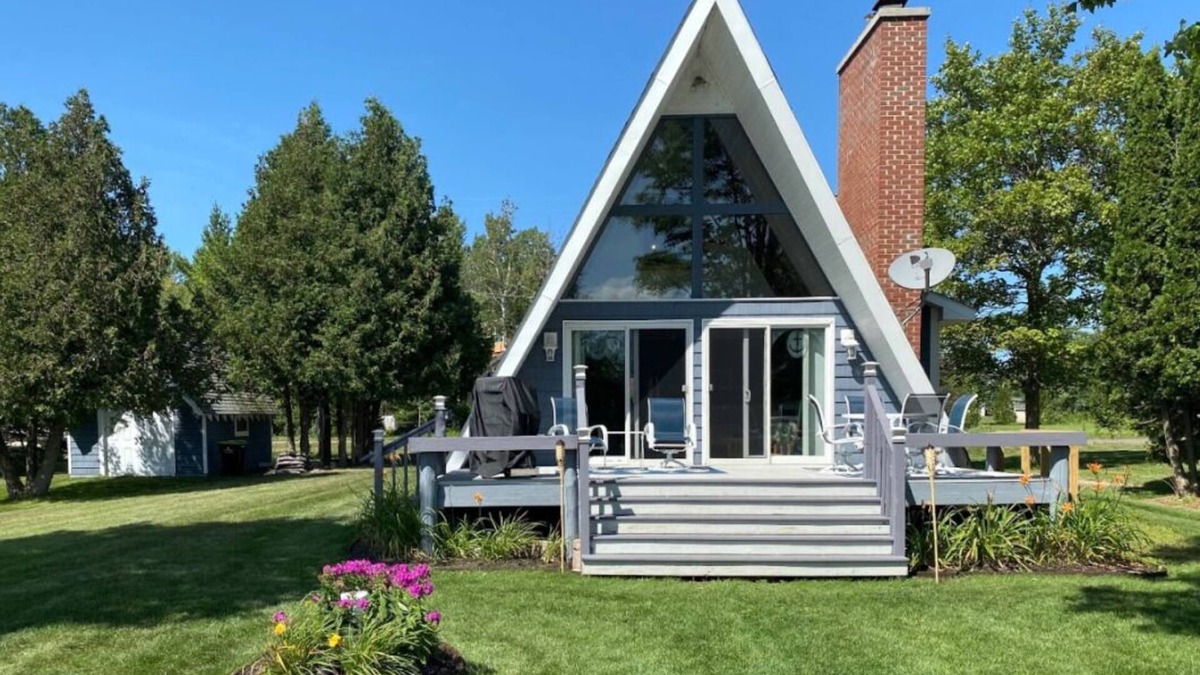 Petoskey House | Four-season lakefront charm in Northern Michigan