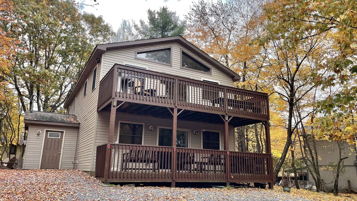 Lake Harmony Estates Ski Chalet | Four Seasons Vacation Home By Lake, HOT TUB, WIFI,BEACH passes, Canoe, FIRE PIT