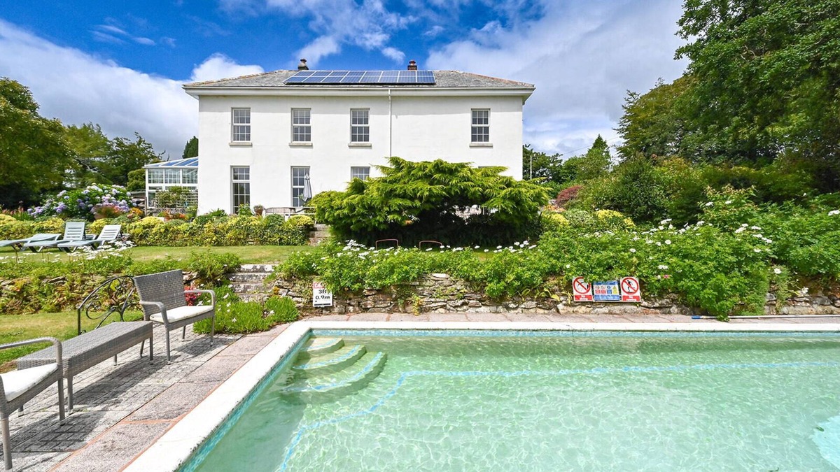 Lanreath Apartment | Fowey Apartment With Outdoor Pool And Gardens In Historic Mansion House
