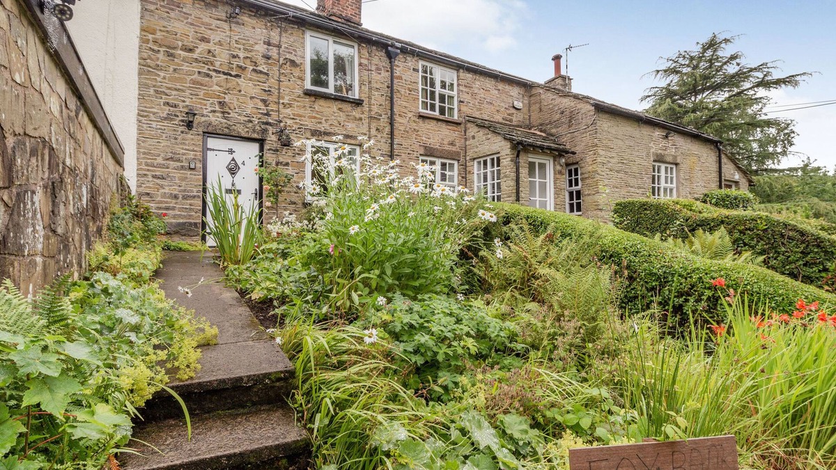 Macclesfield Cottage | FOX BANK COTTAGE, pet friendly, with open fire in Bollington